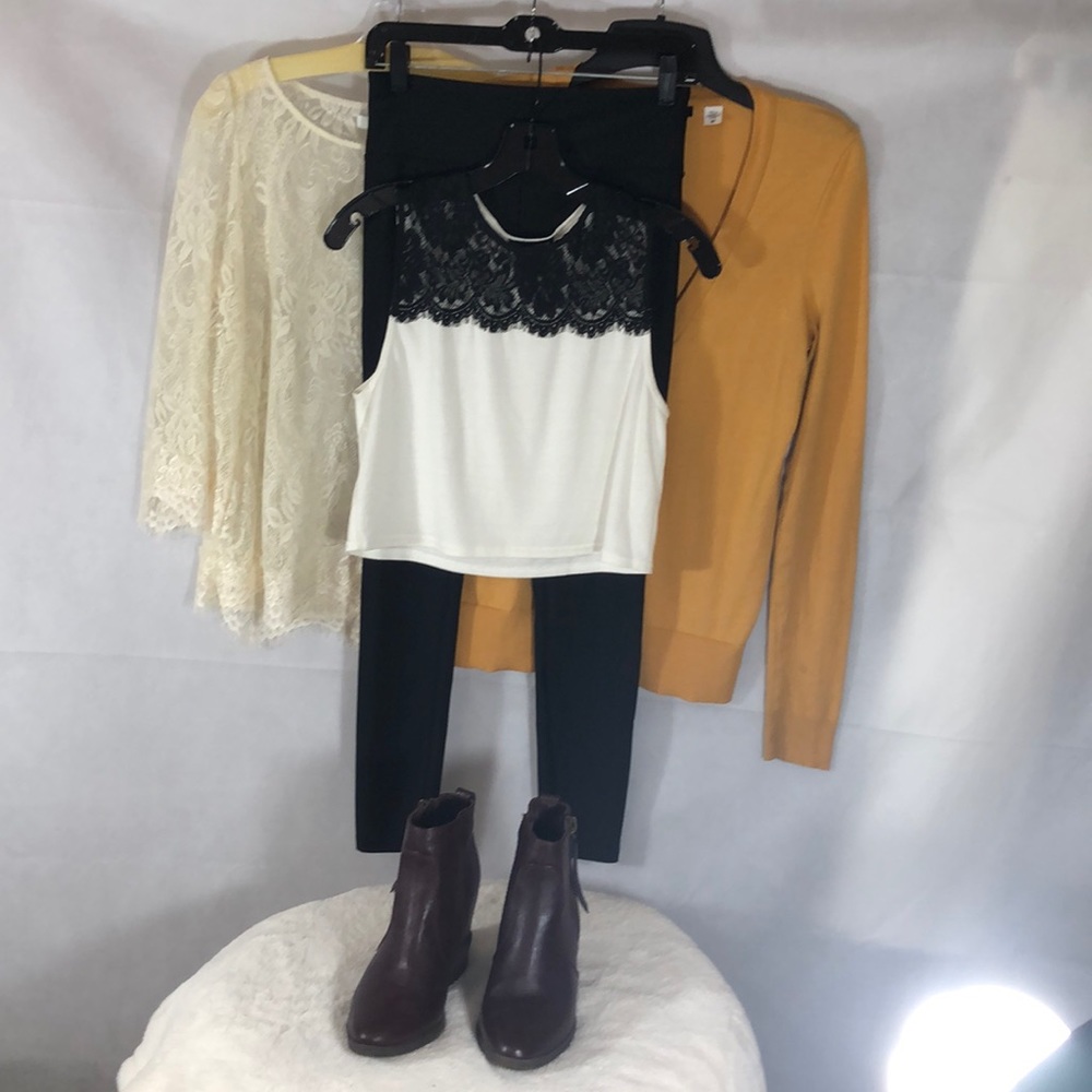 SOLD =5 item =.3 Tops. 1 legging, Size M , 1 - Picture 1 of 8